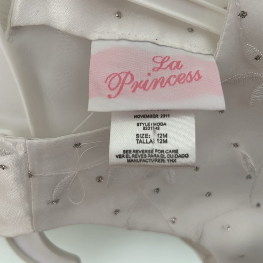 Beautiful white dress perfect for special occasion - Picture 3 of 5